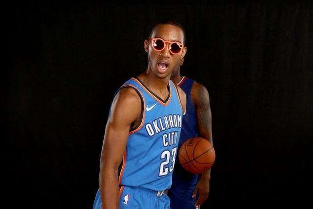 恩比德30+12率76人斩获4连胜 篮网逆转胜活塞